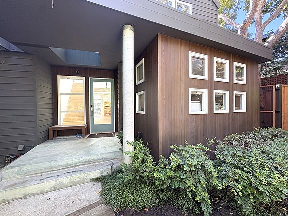 4th image of 865 College Ave