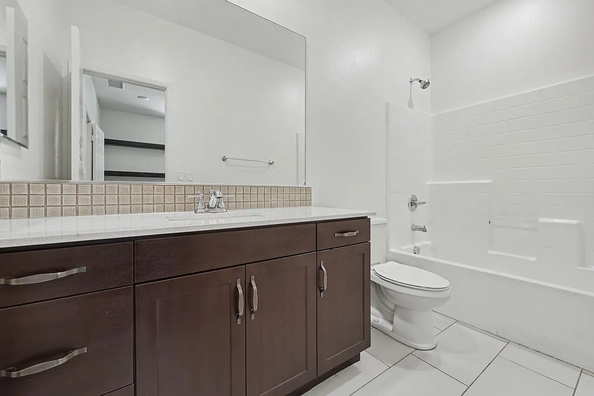 4 bed, 4.0 bath, 1831 sqft, $4,000 — Photo 2