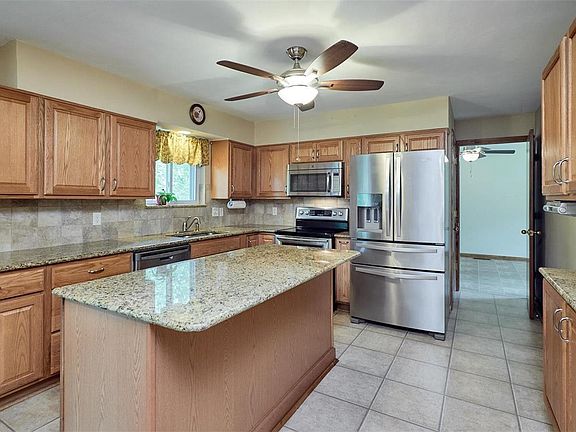 3rd image of 61 Grand Circle Dr