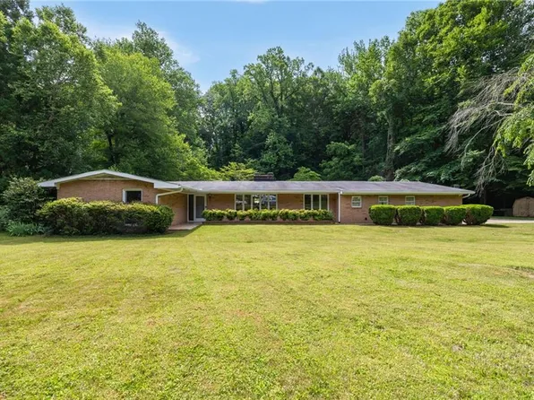 2642 Wessex Rd, Winston Salem, NC 27106