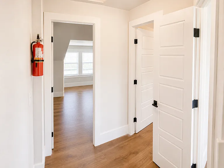 207 Chester Ave — Photo 8