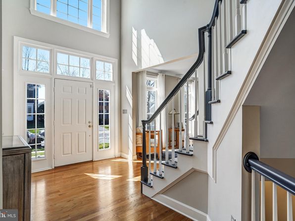 10706 Simpson Mews Ln, Fairfax, VA 22030