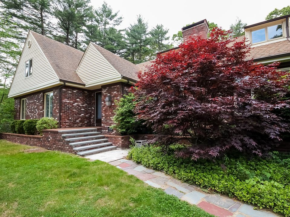 1st image of 35 Hamilton Dr