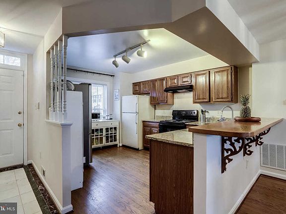 3rd image of 2102 N Tazewell Ct