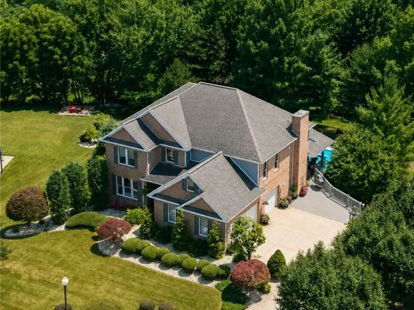 32 Hawthorne Ln, Irwin, PA 15642