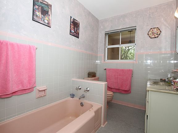 3rd image of 900 Paradiso Ave