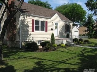 55 Vanderwater St, Farmingdale, NY 11735