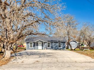 305 Creekview Dr, Floresville, TX 78114