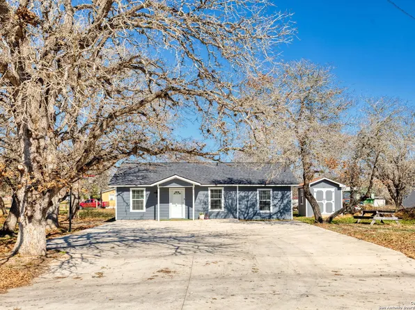 305 CREEKVIEW DR, Floresville, TX 78114