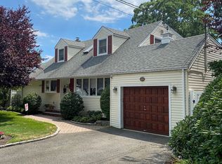48 Avoca Ave, Massapequa Park, NY 11762