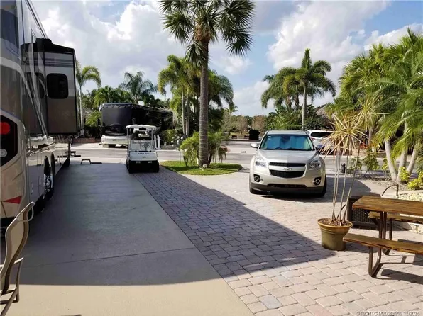 467 NW Sandtrap Ln, Port Saint Lucie, FL 34986