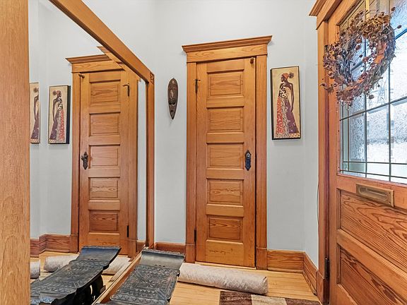 3rd image of 1017 Elgin Ave