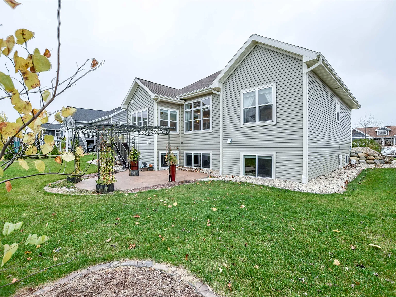 4 bed, 3.0 bath, 3177 sqft, $3,500 — Photo 3