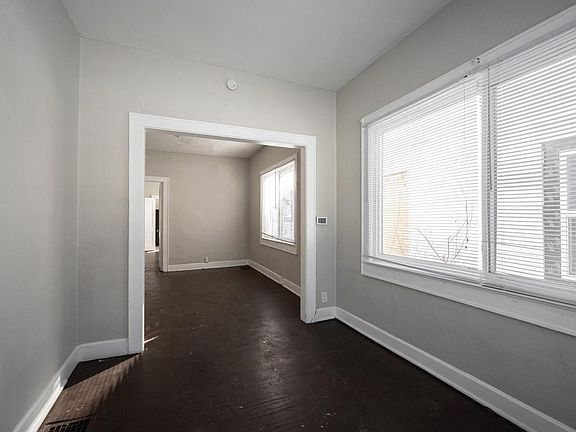 2nd image of 2827 N Kenwood Ave APT 1