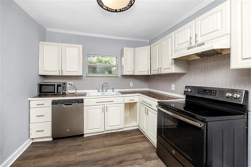 3 bed, 1.0 bath, 868 sqft, $2,250 — Photo 4