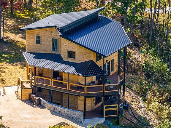 3rd image of 2309 Village Cir
