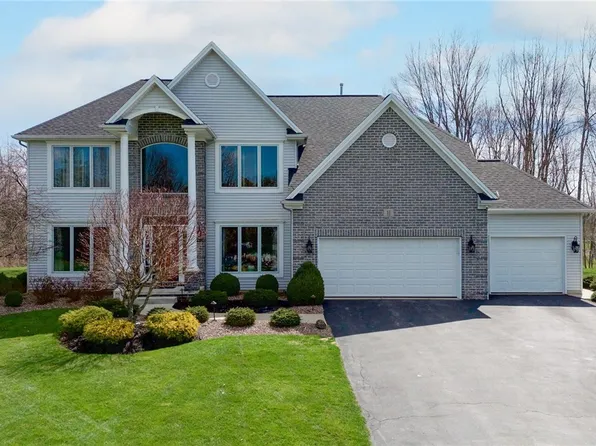 11 Valley Overlook Dr, Lancaster, NY 14086