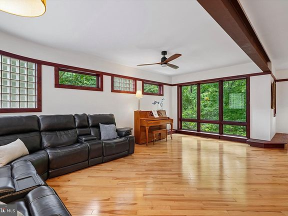 3rd image of 9 Howarth Ave