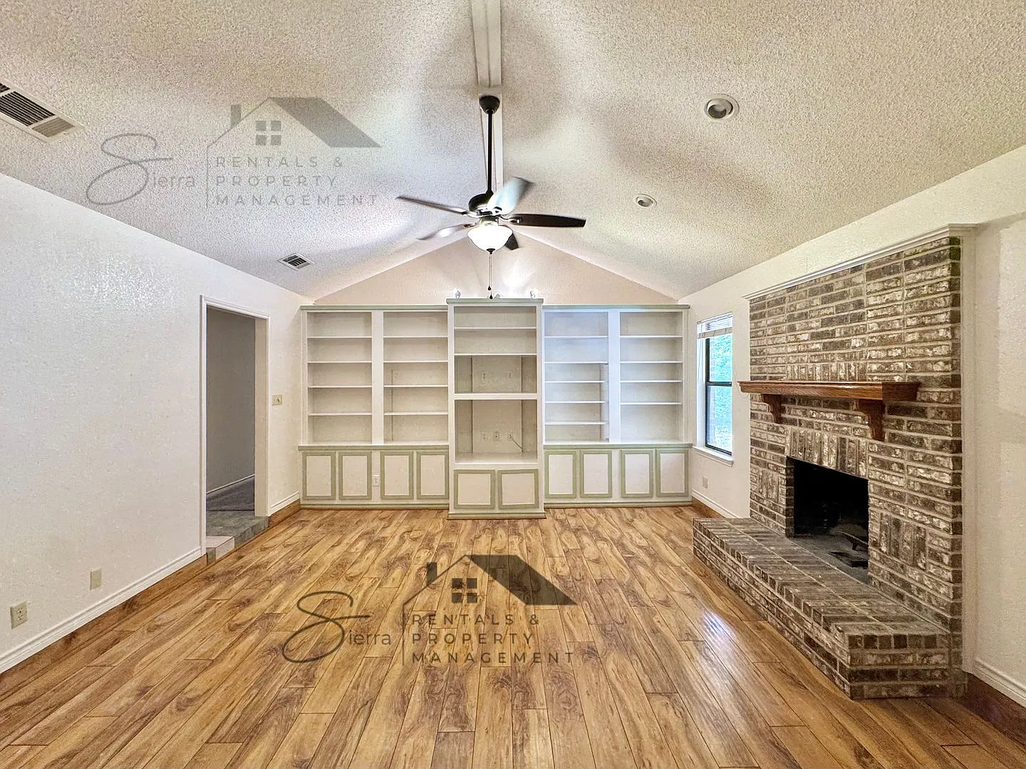 Spacious 3-Bedroom Home in Harker Heights with Fireplace & Privacy-Fenced Backyard! — Photo 3