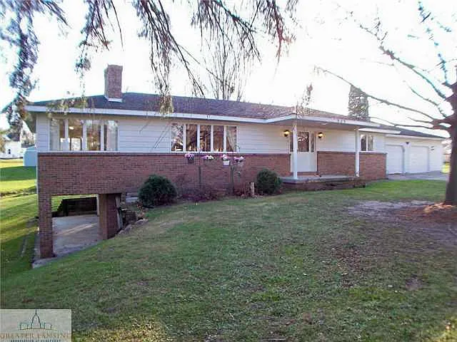 929 W Grand River Ave photo 1