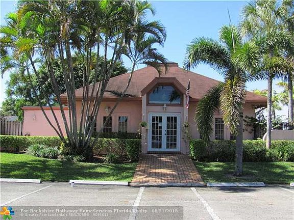 3rd image of 1052 E Lakes Dr #1052