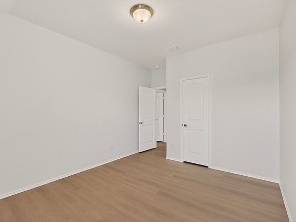 5th image of 781 Lancashire Ln