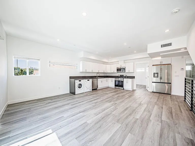 3015 Alsace Ave — Photo 75