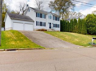 11 Fairfield Ct, Naugatuck, CT 06770