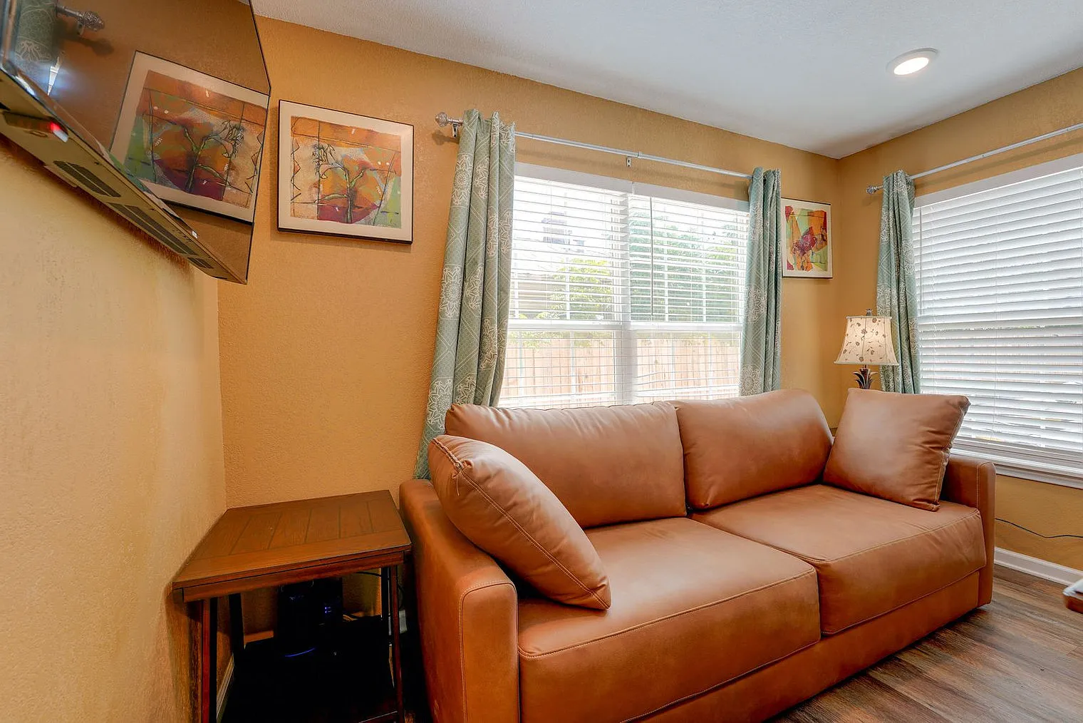 2 bed, 1.0 bath, 742 sqft, $1,783 — Photo 2