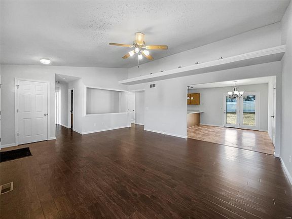 2nd image of 1027 Huntington Dr
