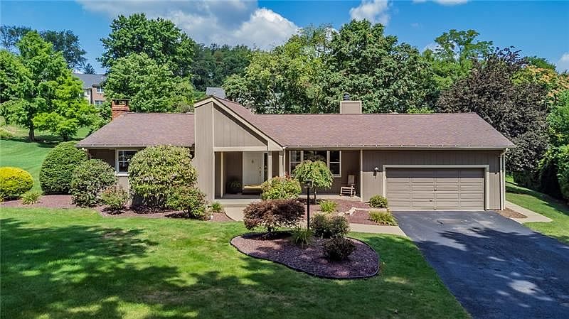 1st image of 215 Pin Oak Dr