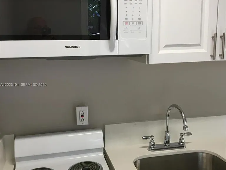520 SW 4th St #5 — Photo 9