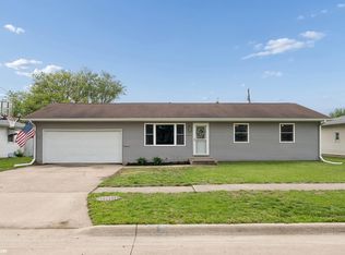 137 Greenbrier Dr, Burlington, IA 52601