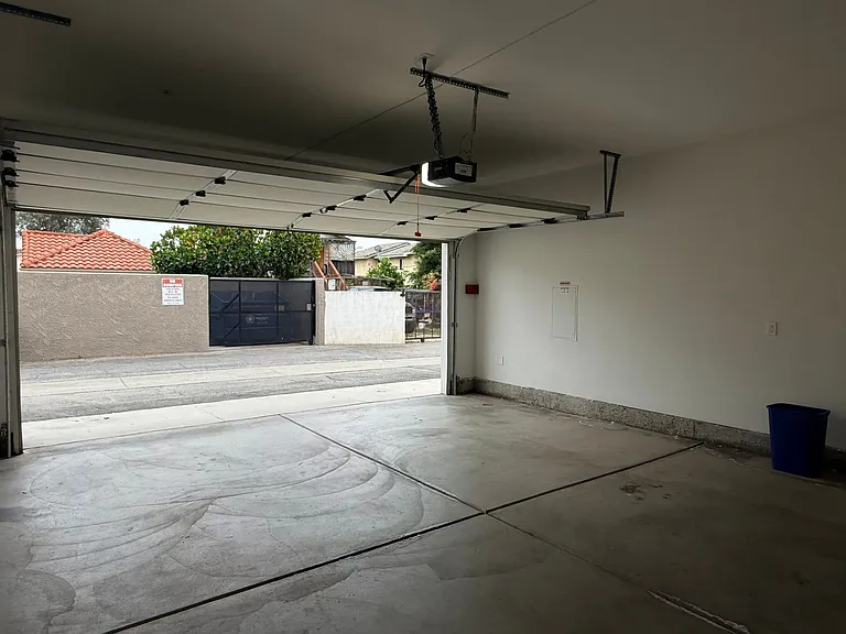 242 S Redwood Ave — Photo 10