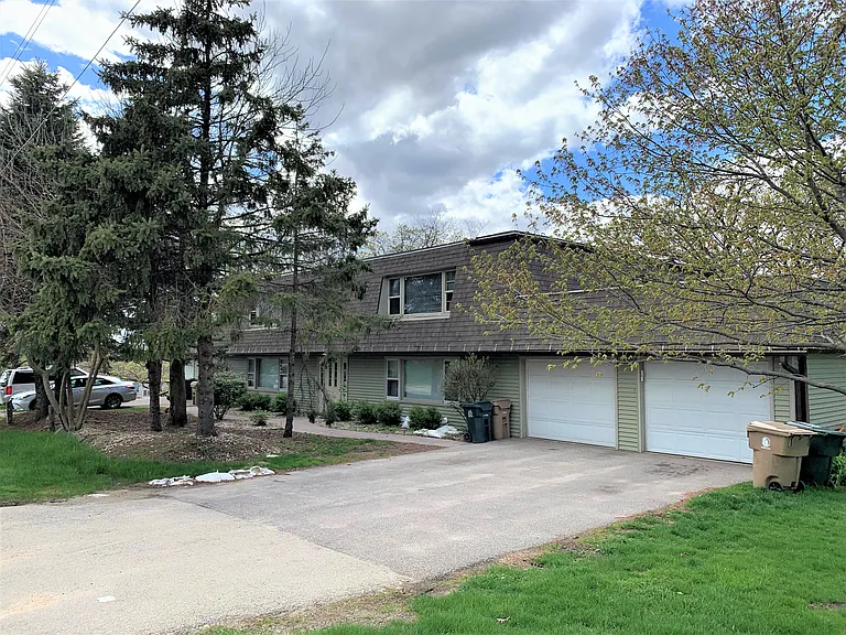 7118 Raymond Rd — Photo 1