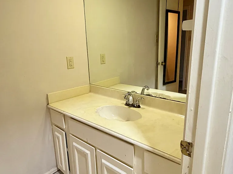 Full bathroom upstairs hall