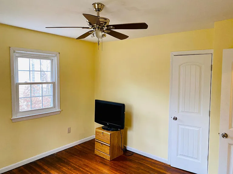 Bed 1, with closet