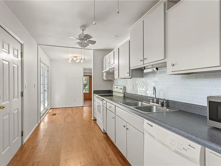2866 Highland Dr SE — Photo 9