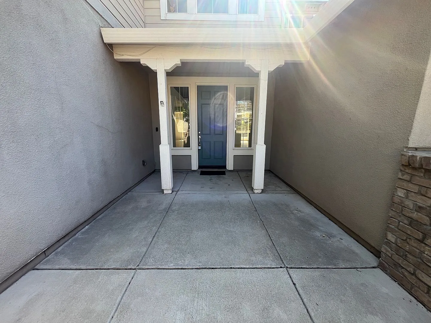 Spacious 5-Bedroom Lincoln Home with 3-Car Garage — Photo 2