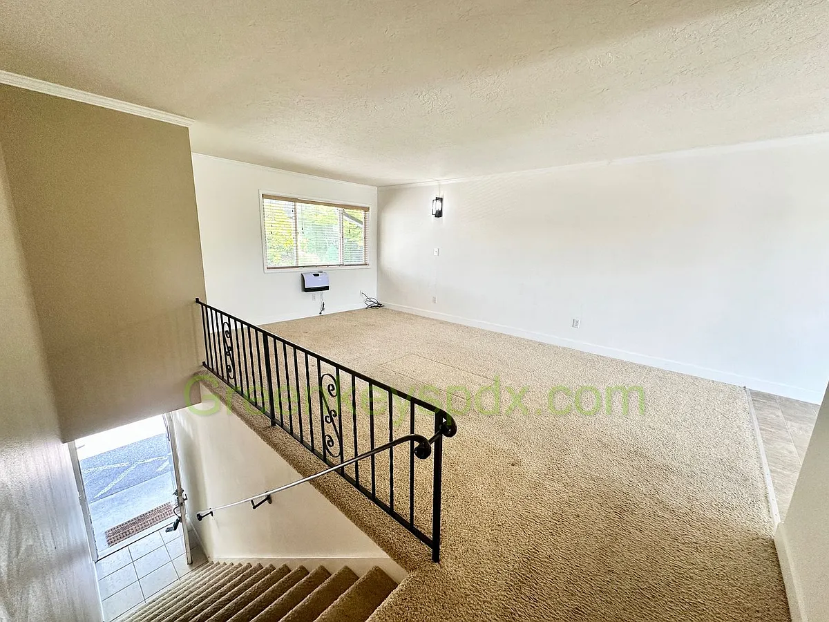 Building Photo - 1035 SW Bertha Blvd #6