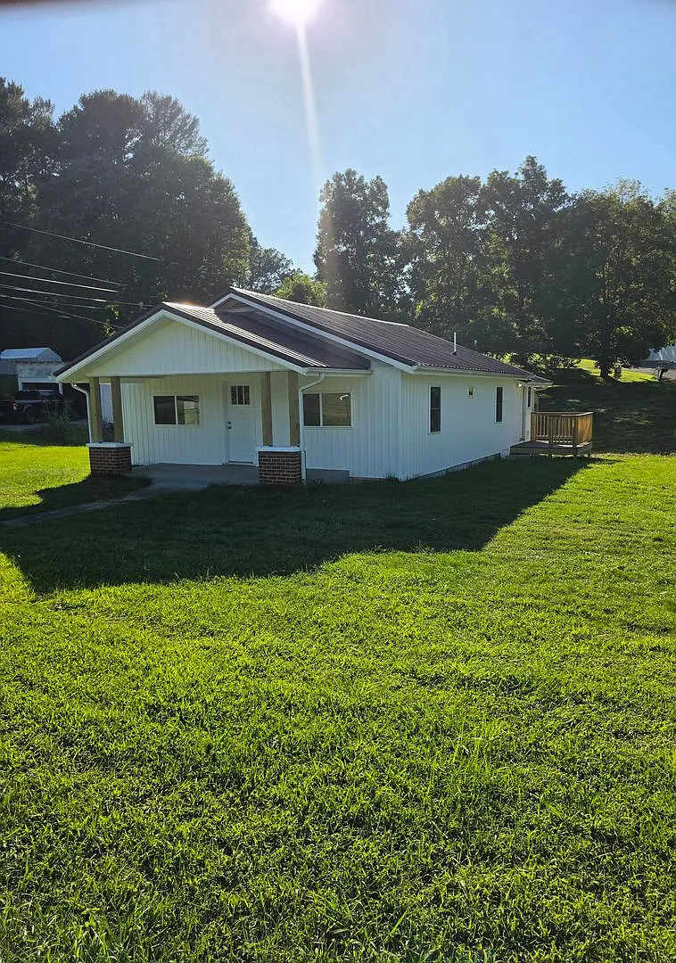 3/1 renovated home on large lot in the country — Photo 1