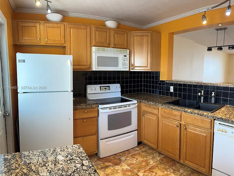 609 NE 14th Ave #706 — Photo 7
