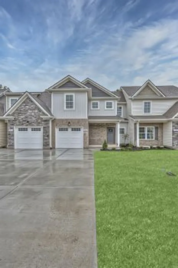Beautiful Like New 3 Bed 2.5 Bath Townhome In Manchester! — Photo 3