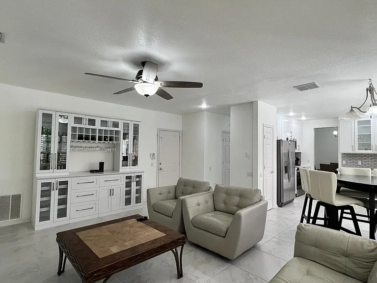 4772 Windsor Ave — Photo 11
