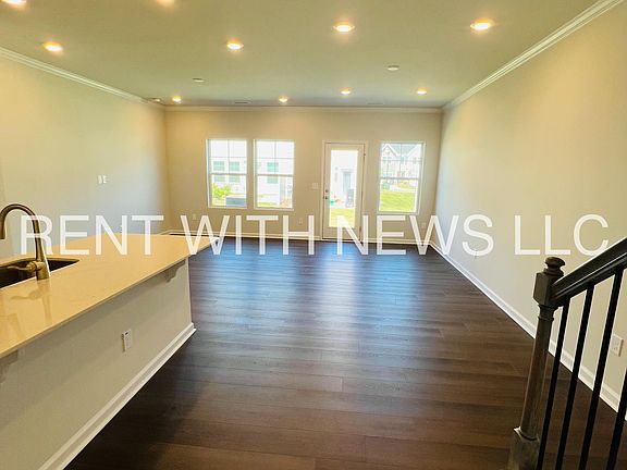 5th image of 255 Paramount Dr