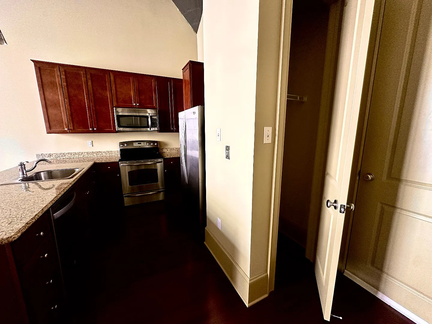 Beautiful 1 Bedroom Apartment Downtown — Photo 4
