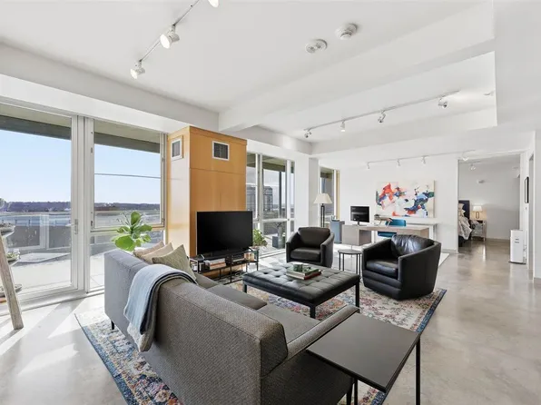 221 E College St APT 808, Iowa City, IA 52240