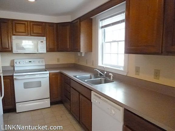 3rd image of 18 Park Cir #B