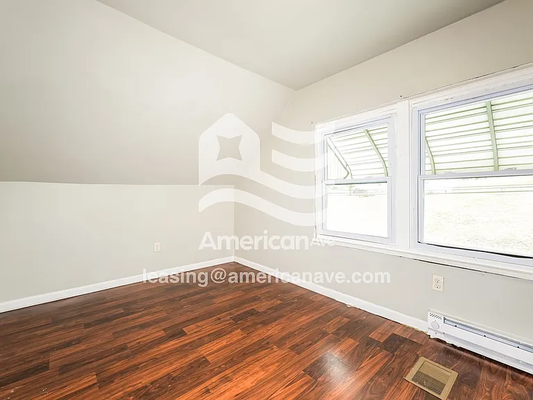907997_010_main_bedroom_10.jpg