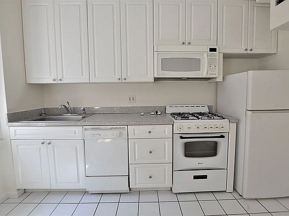 3rd image of 305 W 45th St APT 5m